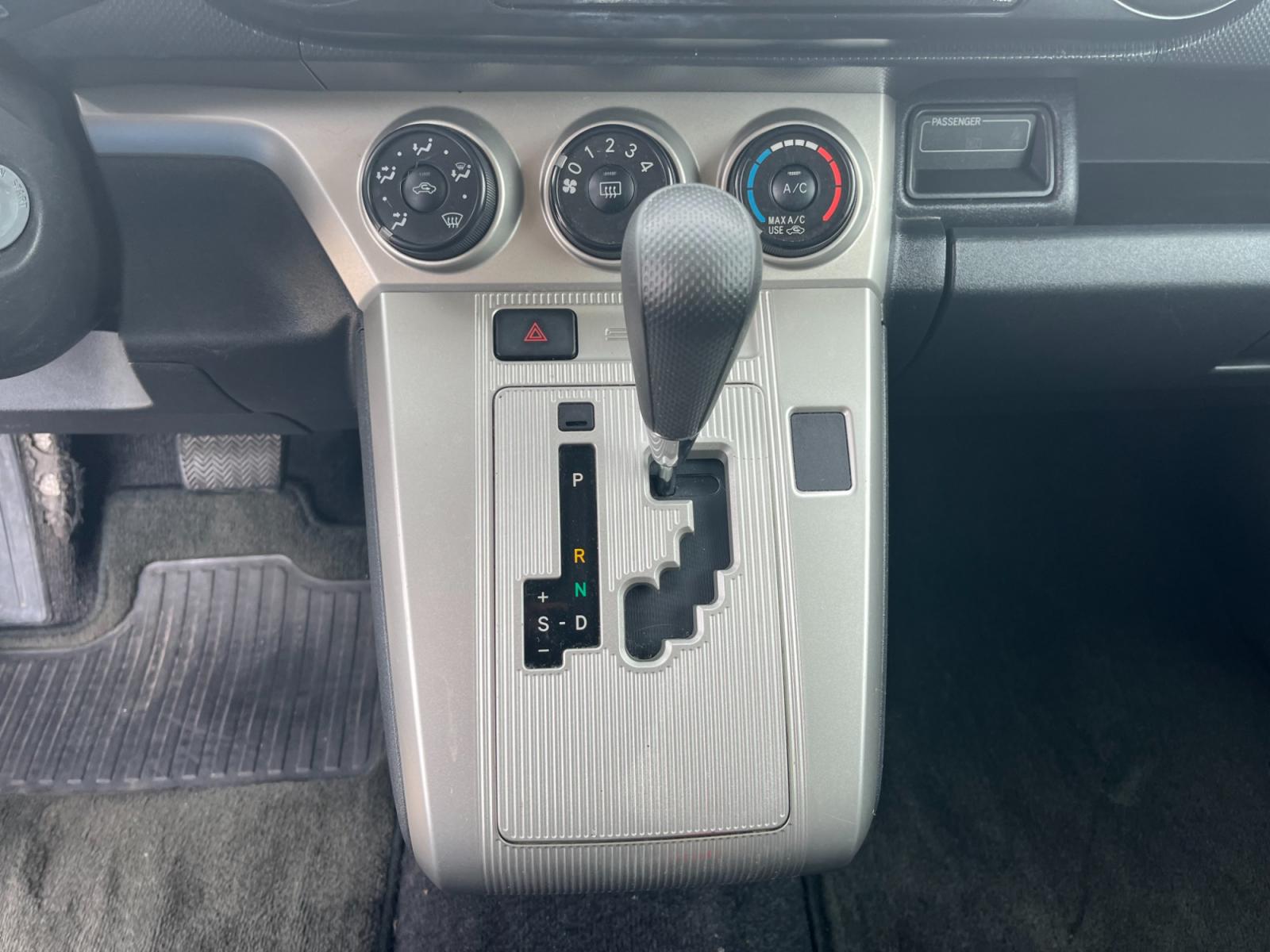 2009 white /black Scion xB Wagon (JTLKE50E591) with an 2.4L L4 DOHC 16V engine, Automatic transmission, located at 14700 Tomball Parkway 249, Houston, TX, 77086, (281) 444-2200, 29.928619, -95.504074 - Photo #14